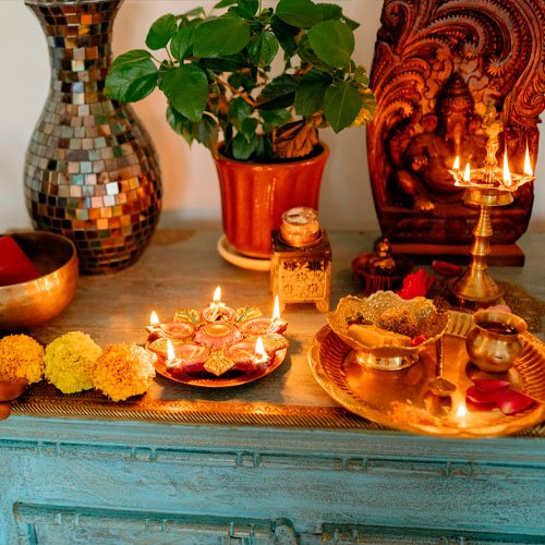 Vidente a realizar ritual de amarração amorosa com velas